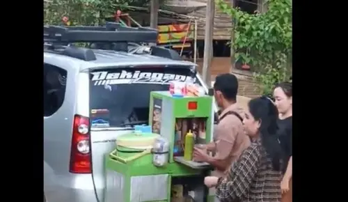 Unik, Pedagang Bakso Kalimantan Ini Memodifikasi Mobil Menjadi Tempat Jualan
